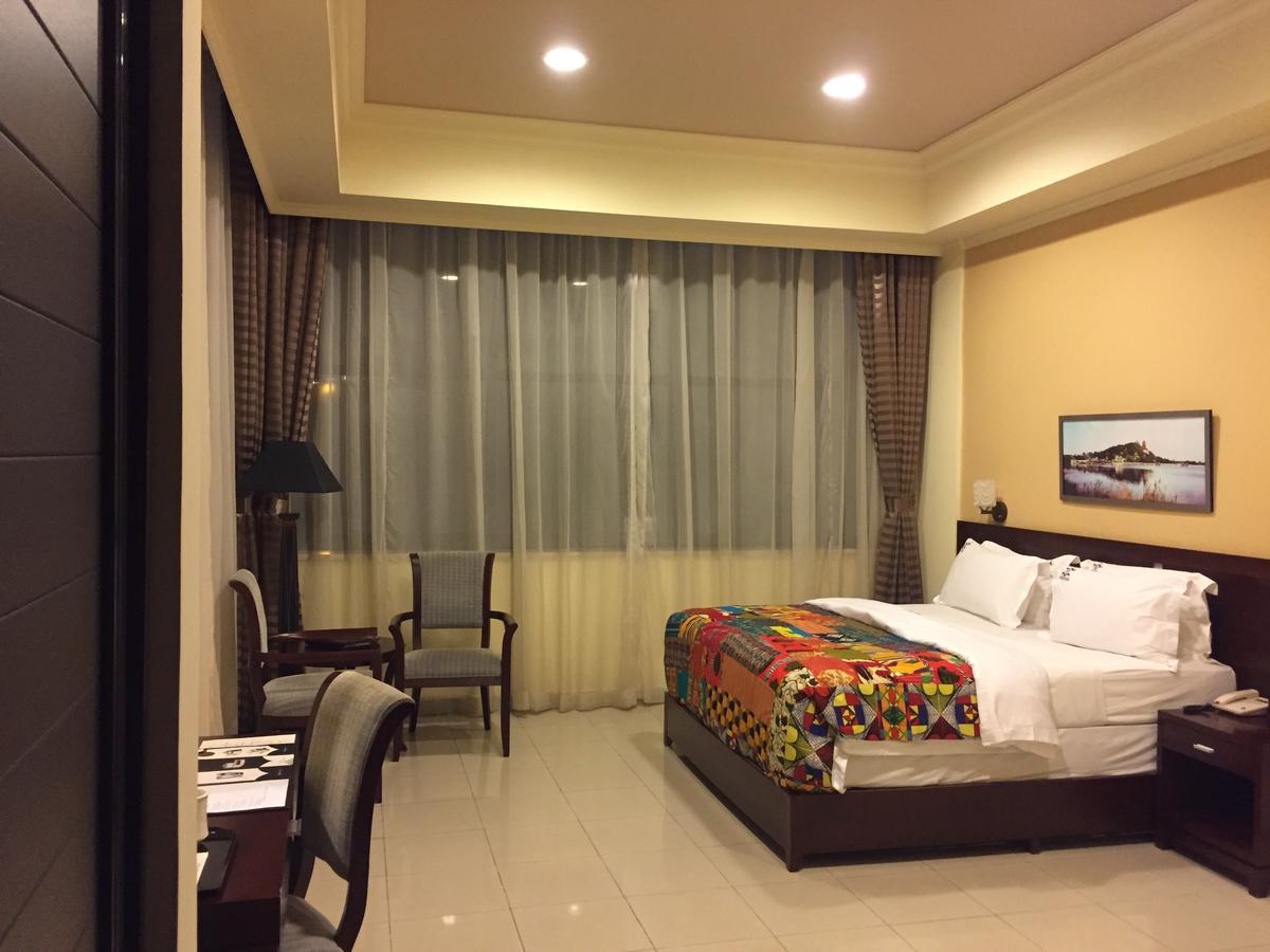 Royal Grand Hotel Monrovia Kültér fotó